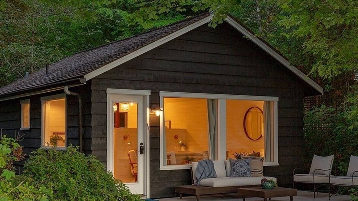 Suquamish Cottage | This waterfront estate on Bainbridge Island blends luxury with nature’s beauty