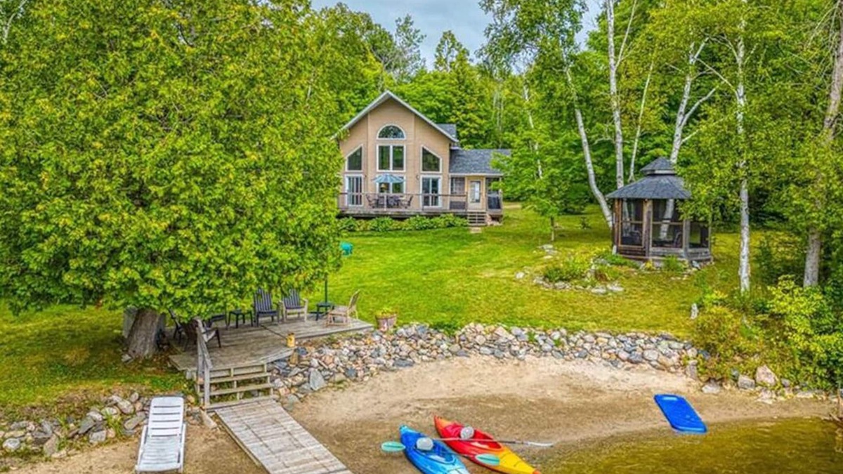 Arden Cottage | This well equipped lake house has a private beach and all-day sun.