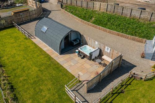 Galston Cabin | Thistle Pod Farm Stay with Hottub Sleeps 2