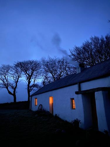 Newry House | Thistle Thatch Cottage and Hot Tub - Mourne Mountains