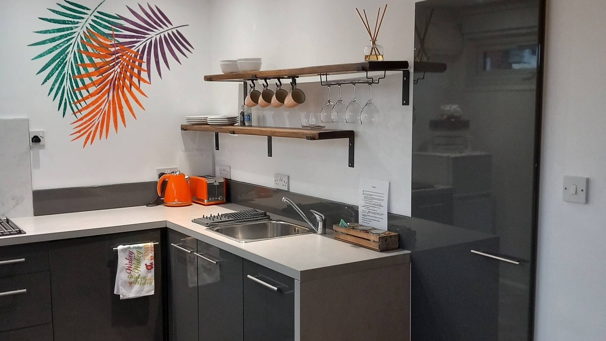 Claypole Apartment | Thistles - Private Entrance Studio