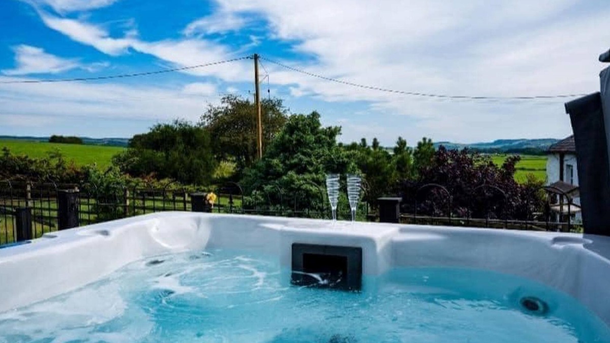 Thornhill Apartment | Thomas Carlyle Cottage - a cottage that sleeps 4 guests in 2 bedrooms