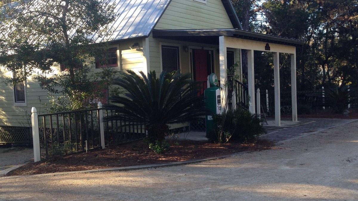 Steinhatchee Cottage | Thomas' Store- Remodeled in Oct 2021, pet friendly