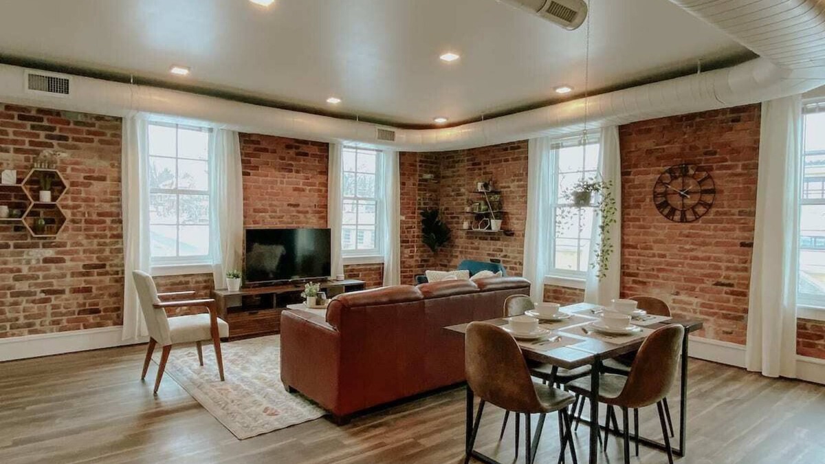 Ypsilanti House | ★ Thompson Place: Premier Modern Downtown 2BR Loft
