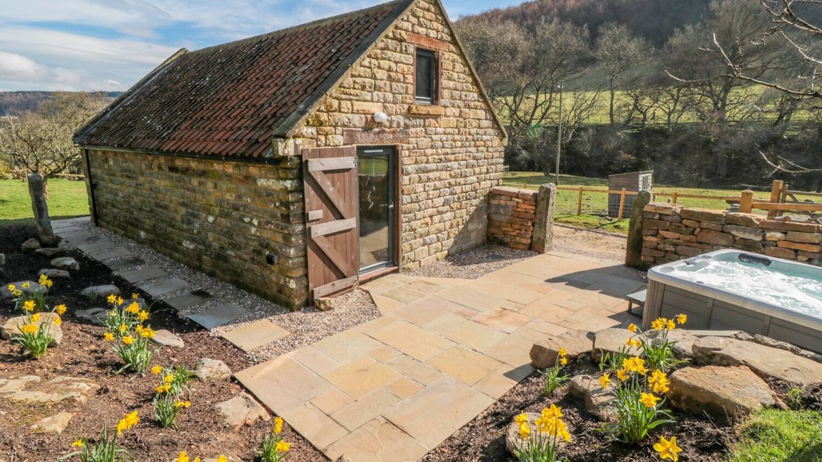 Scarborough Cottage | THOMPSON RIGG BARN, family friendly, with hot tub in Thornton-Le-Dale