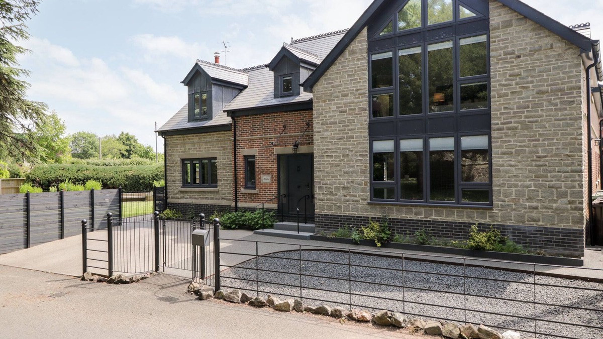 Guarlford Cottage | THORNBURY, family friendly, with hot tub in Barnard's Green, Malvern