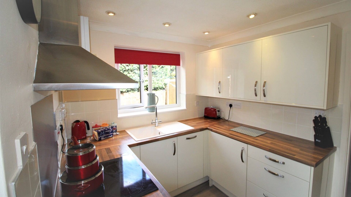 Thorne House | Thorne - Newly Refurbished - Garden & Parking-Quiet Cul De Sac Location