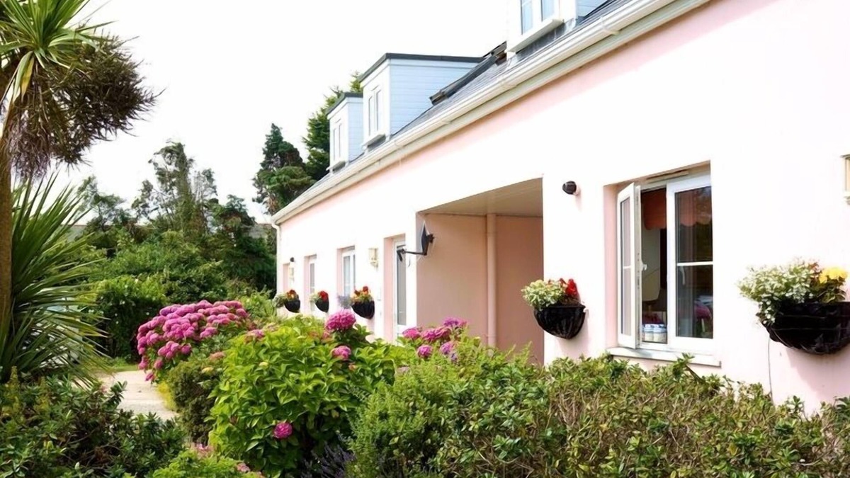 Le Vallon Apartment | Three Bed Apartment Overlooking Garden Ideal For Families