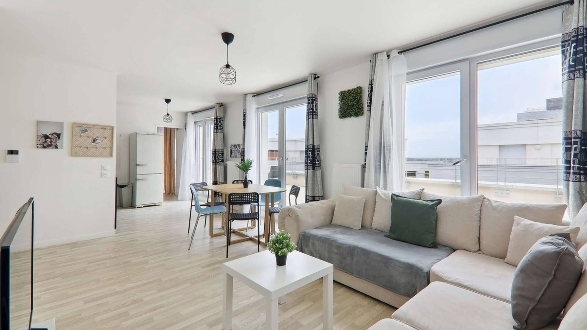 Noisy-le-Grand Apartment | Three-bedroom-apartment with balcony and parking