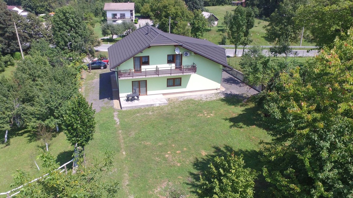 Irinovac Apartment | Three bedroom apartment with balcony Irinovac, Plitvice (A-17376-b)