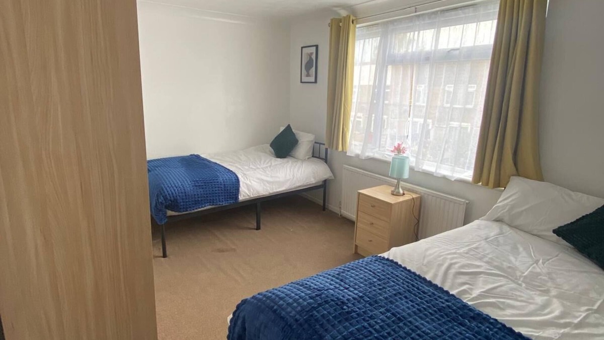 Harlow House | Three-Bedroom Apartment