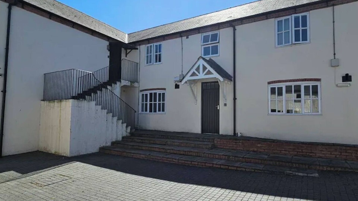 Mynydd Isa Apartment | Three-Bedroom Apartment Private Kitchen Pet-Friendly