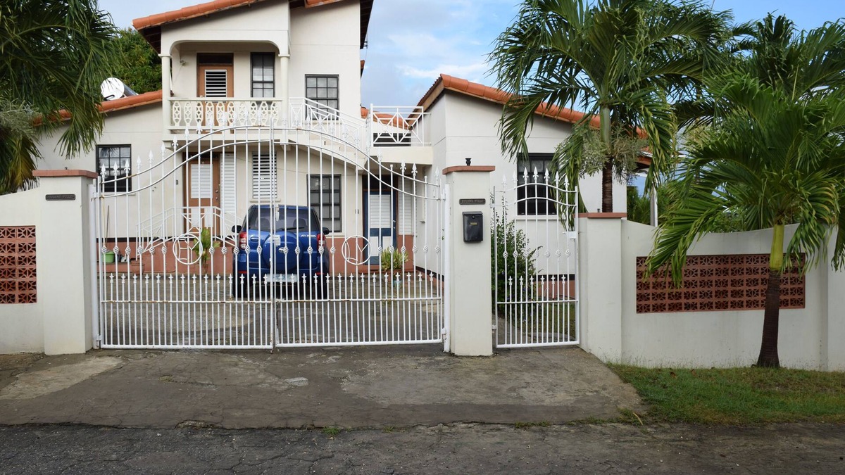 Arthurs Seat House | Three Bedroom Bungalow with Swimming Pool, 3/4 Acre of Land, Sleeps 7