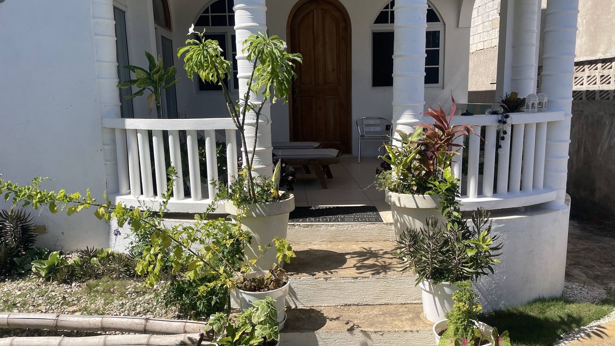 Montego Bay Villa | Three bedroom detached villa close to Montego Bay with spectacular ocean views.