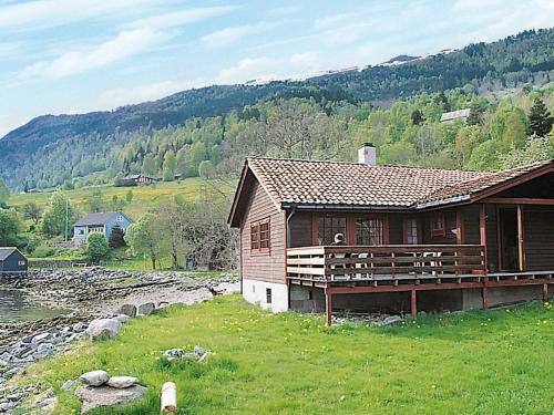 Eid House | Three-Bedroom Holiday home in Nordfjordeid 2