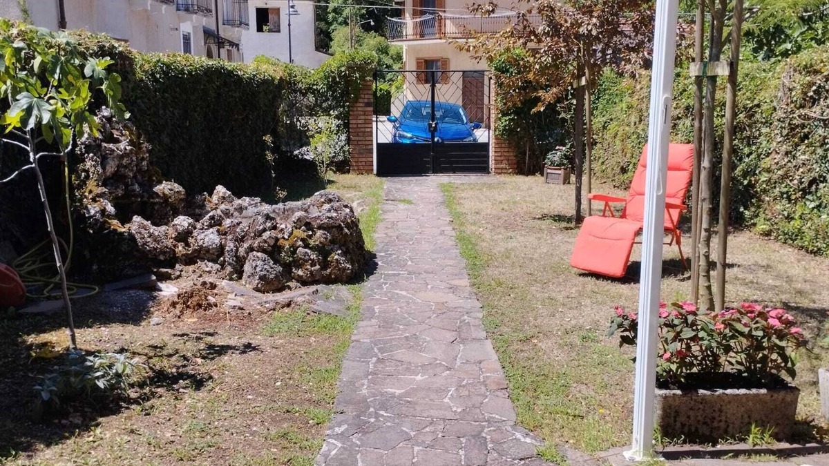 Introdacqua House | THREE BEDROOM HOUSE WITH GARDEN