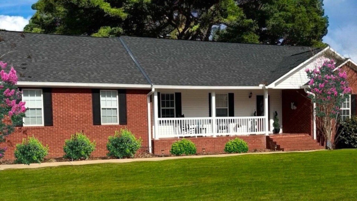 Oxford House | Three bedroom house in Oxford just minutes from Choccolocco Park and Talladega