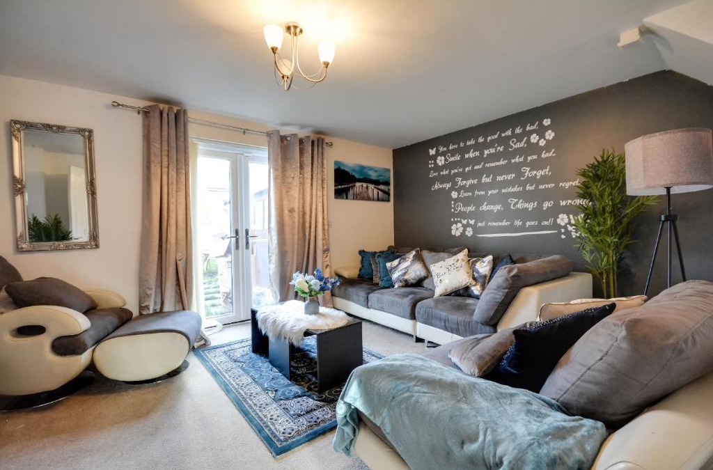 Runcorn House | Three Bedroom House in Runcorn By The Lake with Parking