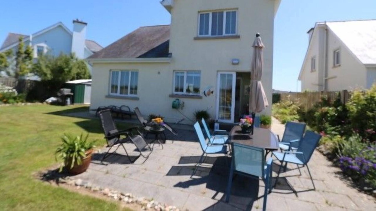 Rosslare House | Three Bedroom Holiday Home in Rosslare Strand