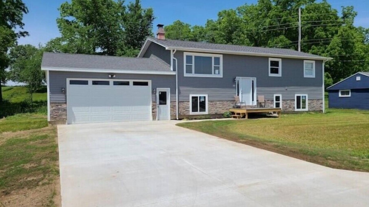 Lake Odessa House | Three bedroom Lakehouse, free parkingn