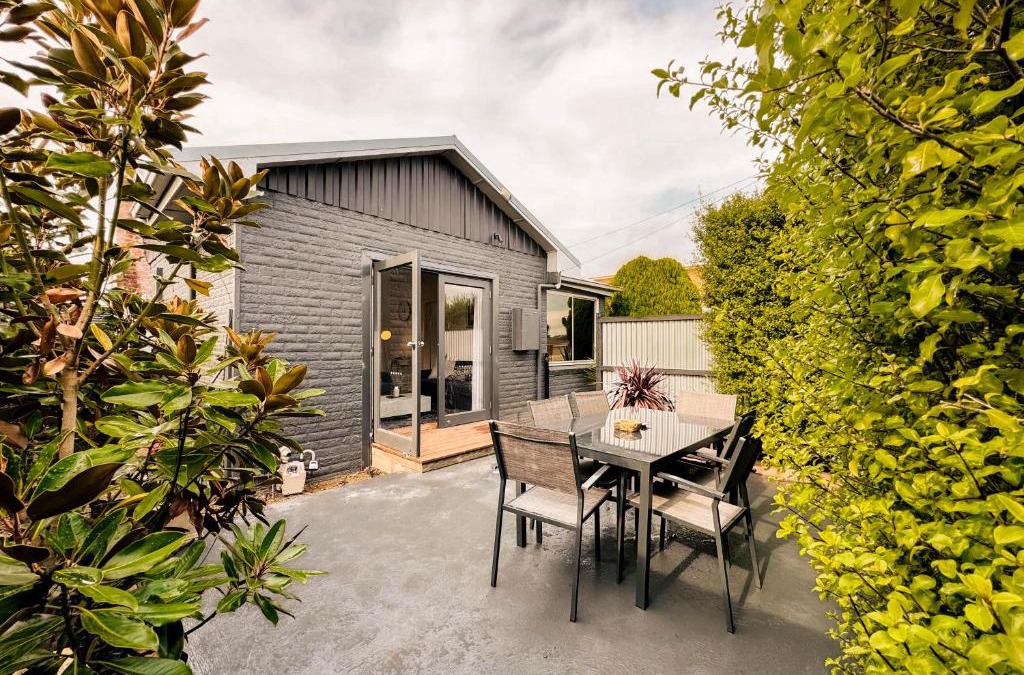 Norlane House | Three-Bedroom Stylish & Cosy Retreat with Courtyard, Near Geelong