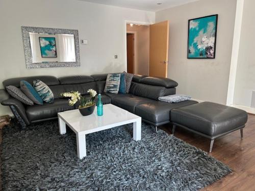Whittington Apartment | Three Bedroom Stylish London Apartment