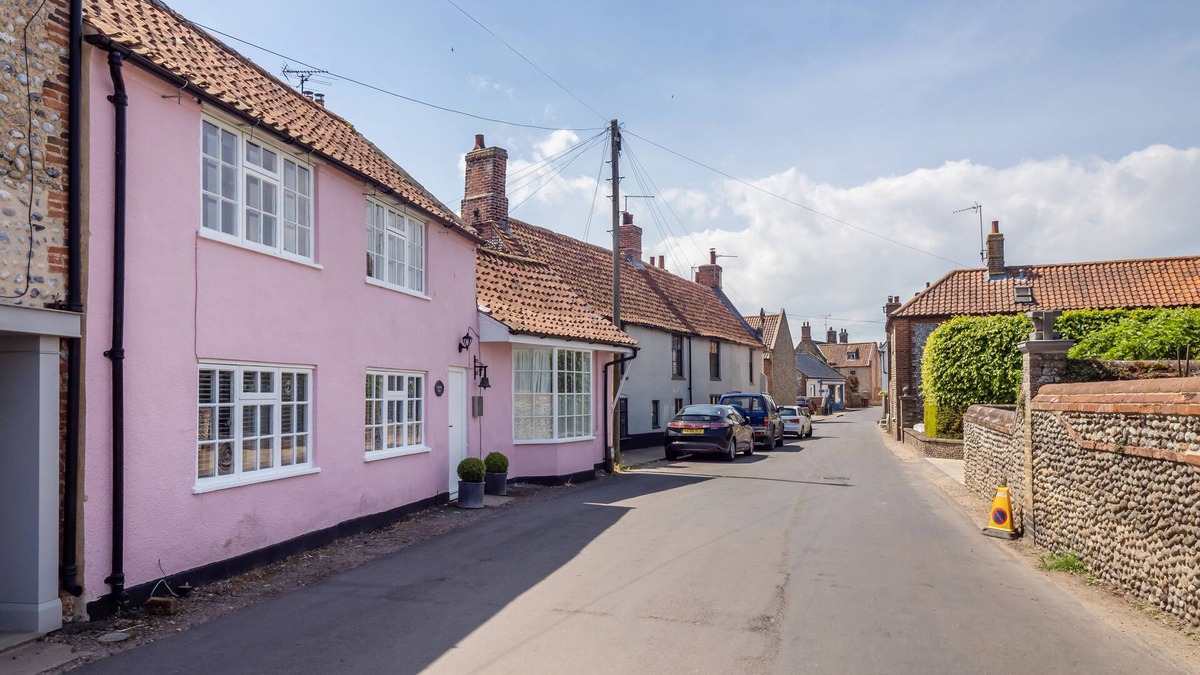 Cley next the Sea House | Three double bedroom fisherman’s cottage-breathtaking views across RSPB marshes.