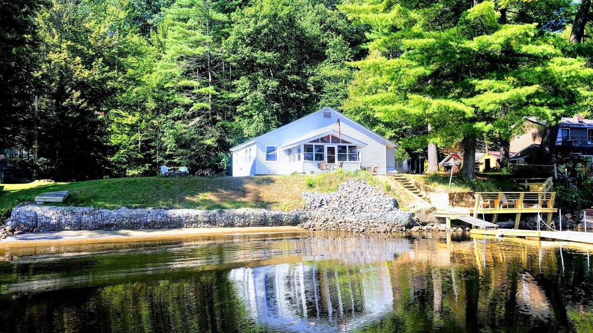 Lake Luzerne Cottage | Three Hurricanes Landing - 3 Bedroom Cottage on the Beautiful Hudson River