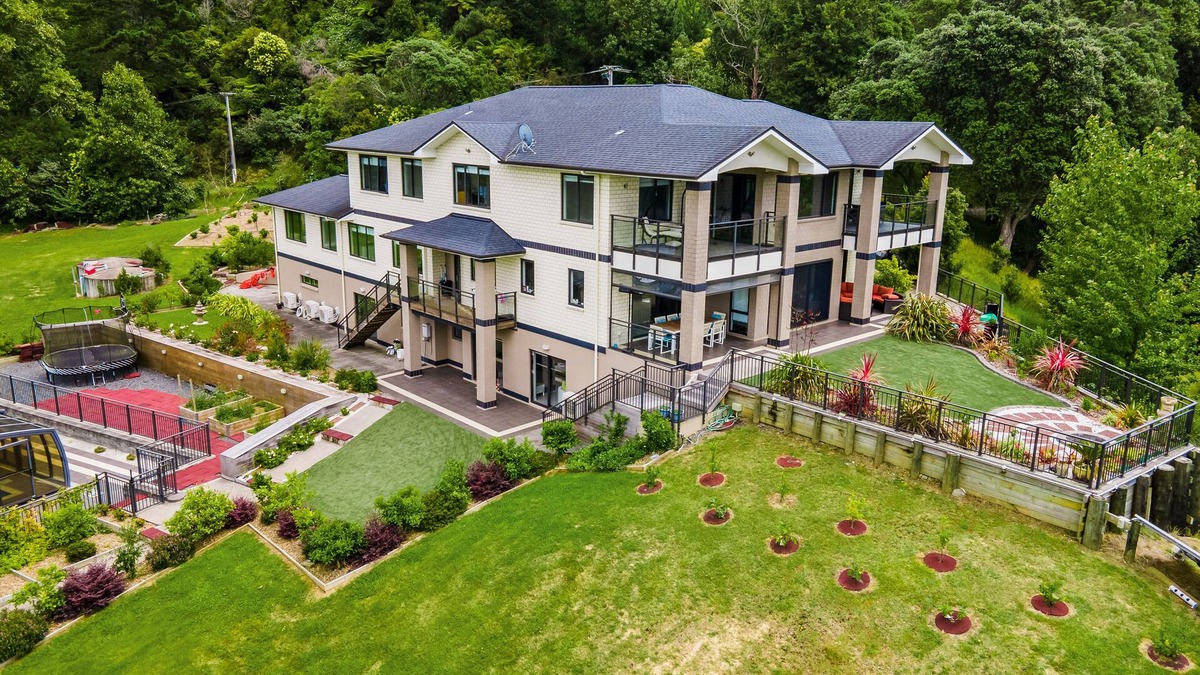 Auckland House | Three levels and home with covered swimming pool,tennis court,gym and games room