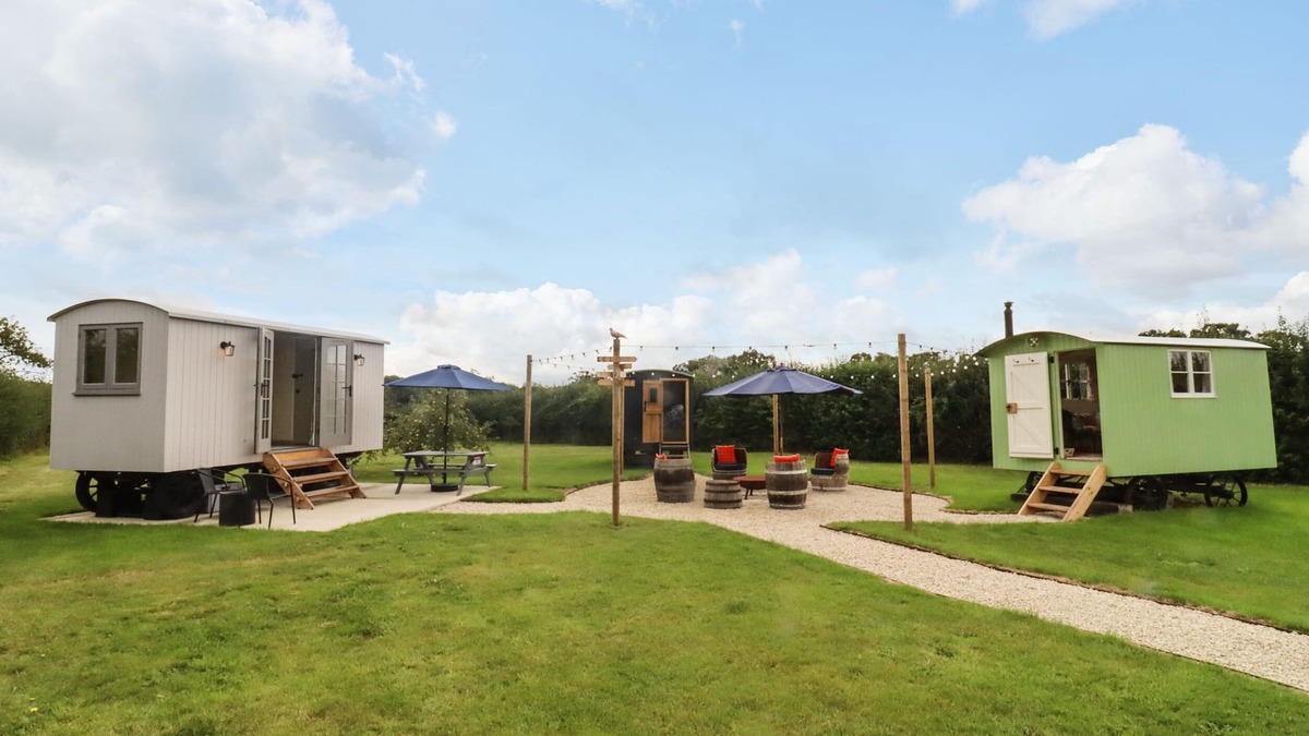 Faringdon Cottage | THREE LITTLE BIRDS, family friendly, with open fire in Faringdon