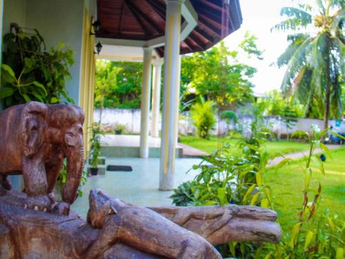 Kaduruduwa Bed & Breakfast | Three Shades