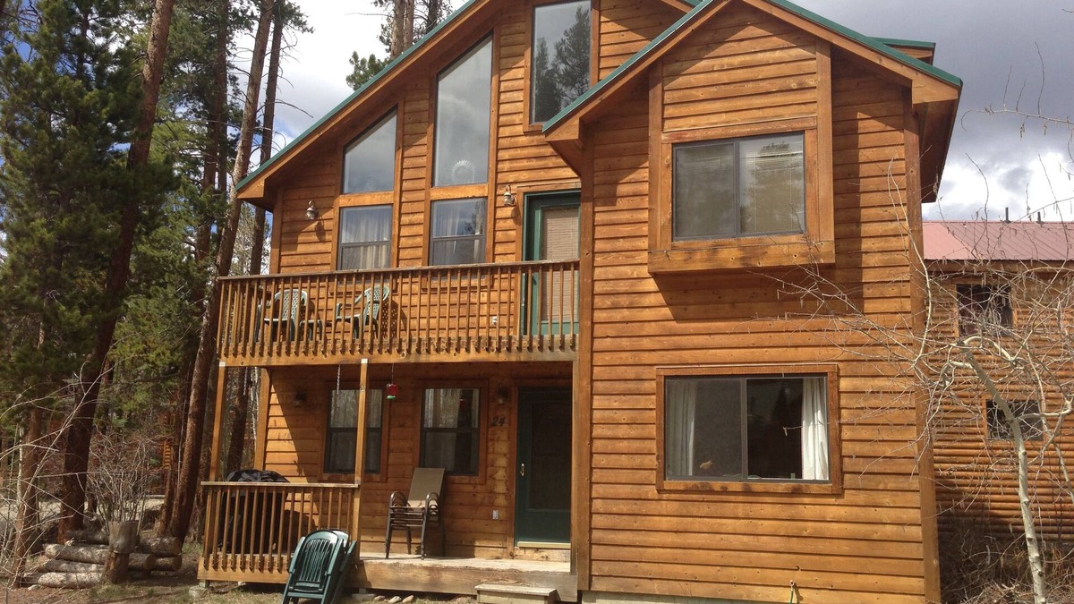 Grand Lake Cabin | Three story cabin with 3 bedrooms, 3 full bathrooms and a loft for 12 people