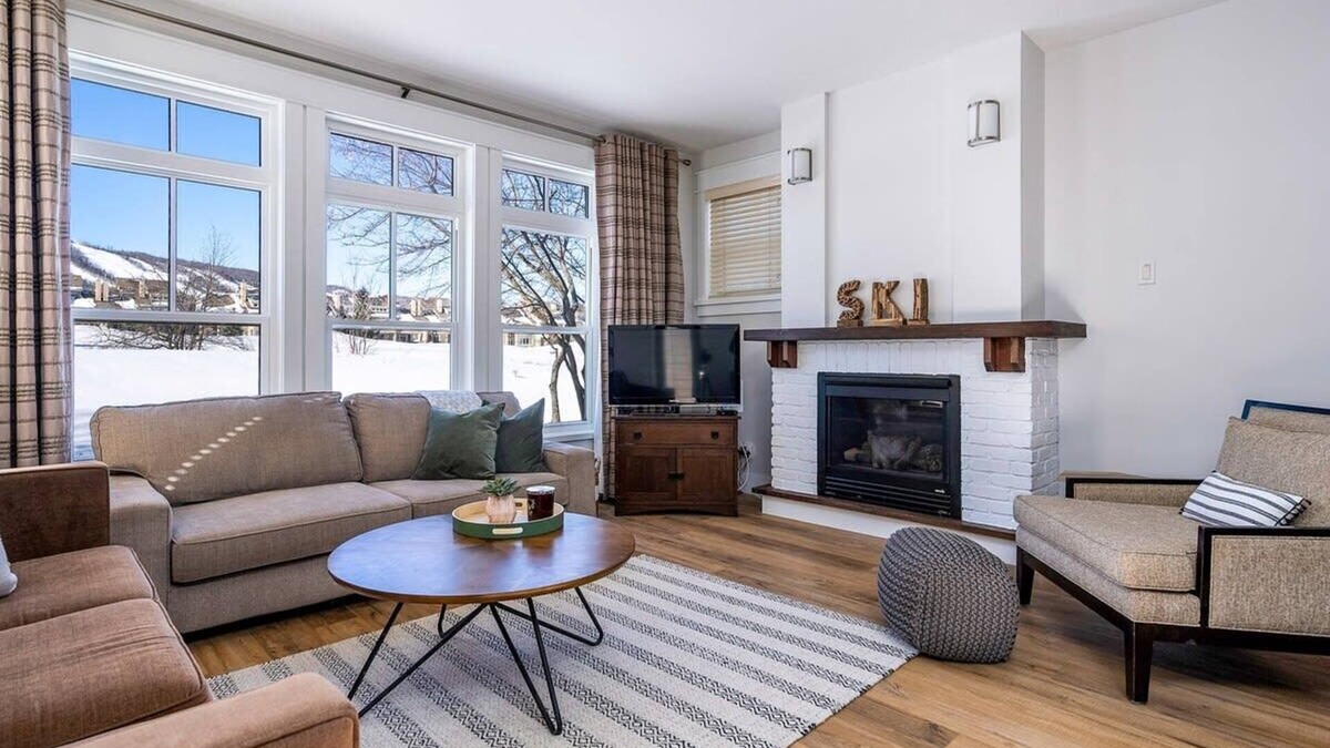 The Blue Mountains Condo | Three Suns: Walk to the Village, Hot Tub & More