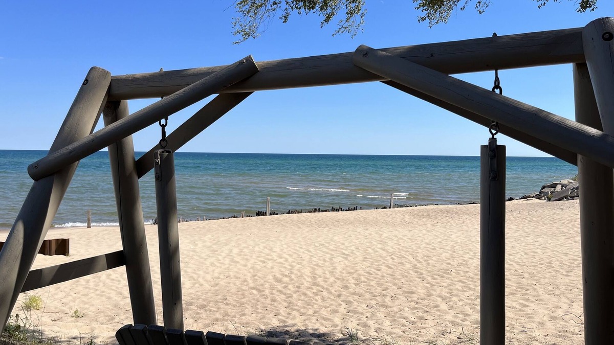 Oscoda Resort | Three bedroom Beach cottage on the shore of Lake Huron
