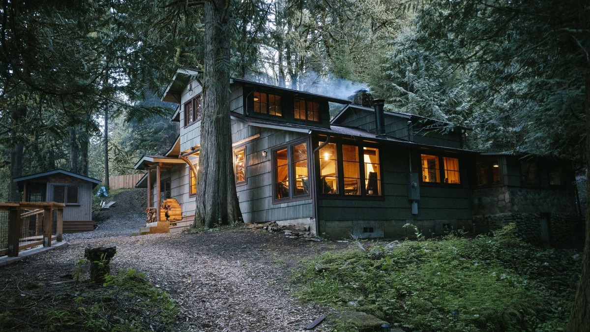 Washougal House | Three waterfalls, a river and Lodge.