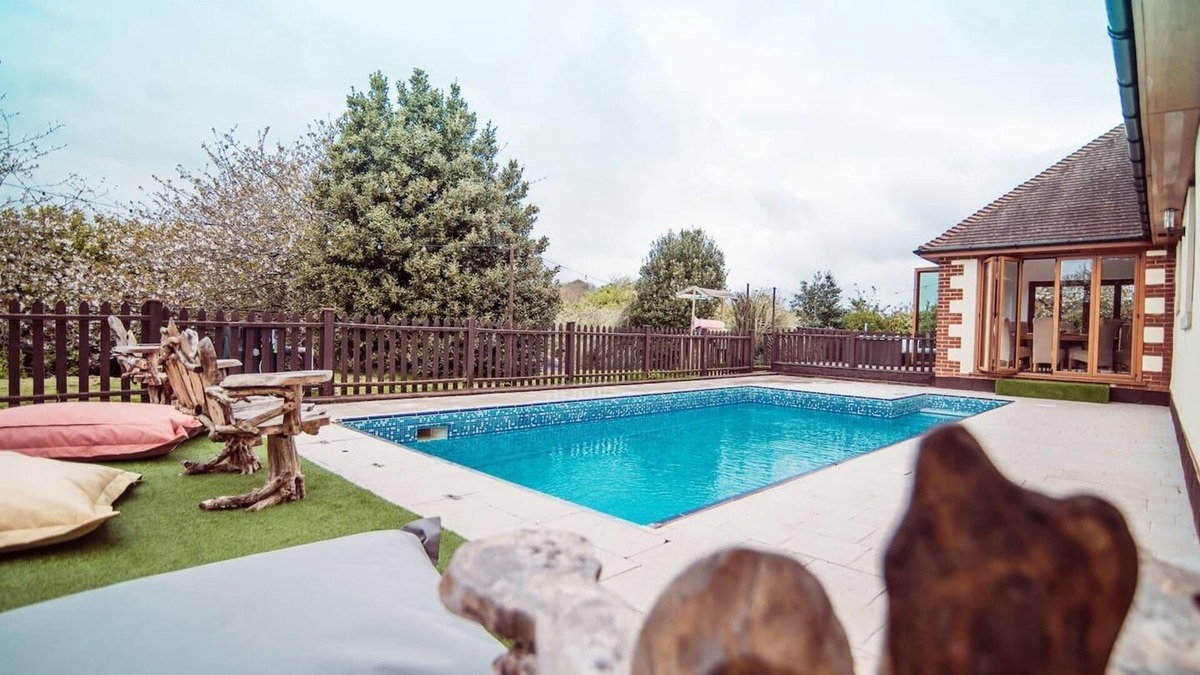 Martin House | Threeways Retreat with Heated Swimming Pool
