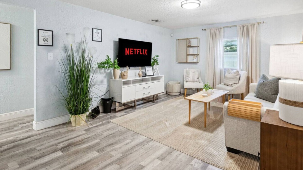 Zephyrhills House | Thrilling Skydive Haven: Modern, Cozy Retreat Near Tampa