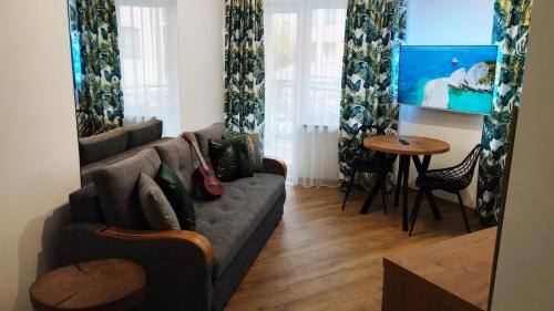 Pila Apartment | Through the Art Gallery