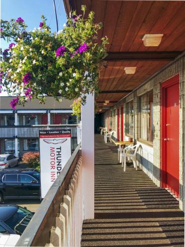 North Cowichan Hotel | Thunderbird Motor Inn