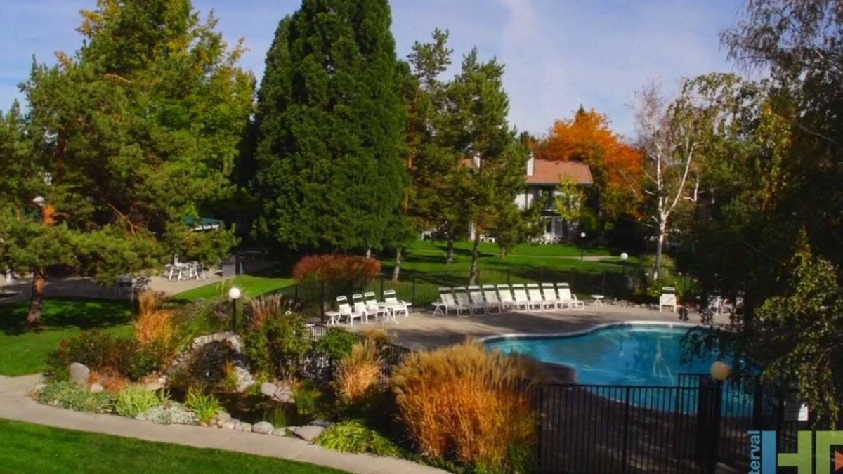 Sparks Condo | Thunderbird Resort Club just a short stroll from the excitement of downtown Sparks, an oasis decorated by lush, green, shady trees and beautiful grounds. While staying with us, you are only 3.5 miles from Reno!