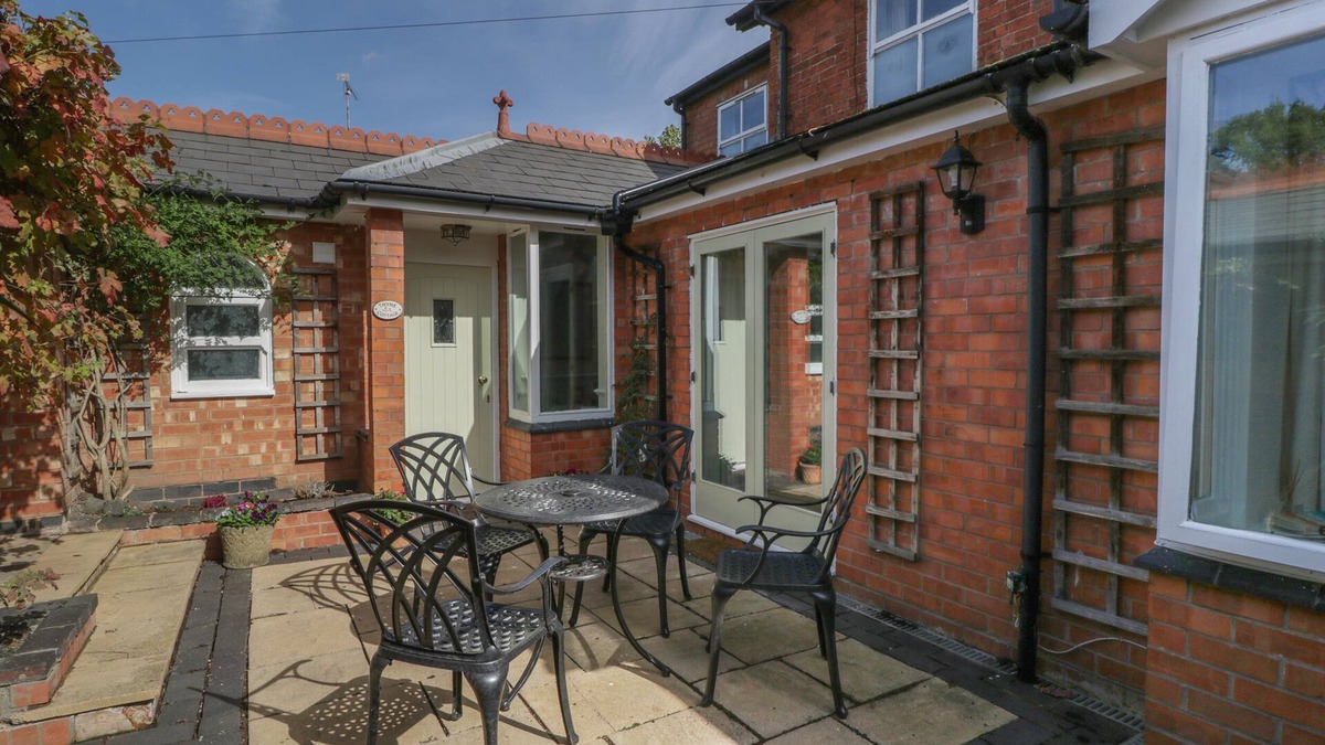 Malvern House | THYME COTTAGE, pet friendly, with a garden in Malvern