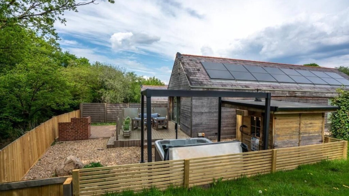 Ammanford Cabin | Thyme Getaway · 2BR · Sauna · Hot Tub · Sleeps 4