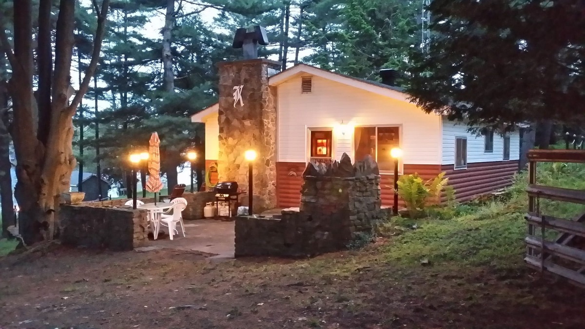 Rideau Lakes House | Ti-De Oaks- cozy cottage on Opinicon Lake on Rideau Canal