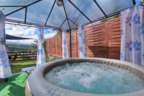 Ravine des Citrons House | Ti kaz bourbon vanille - Vue montagne jacuzzi