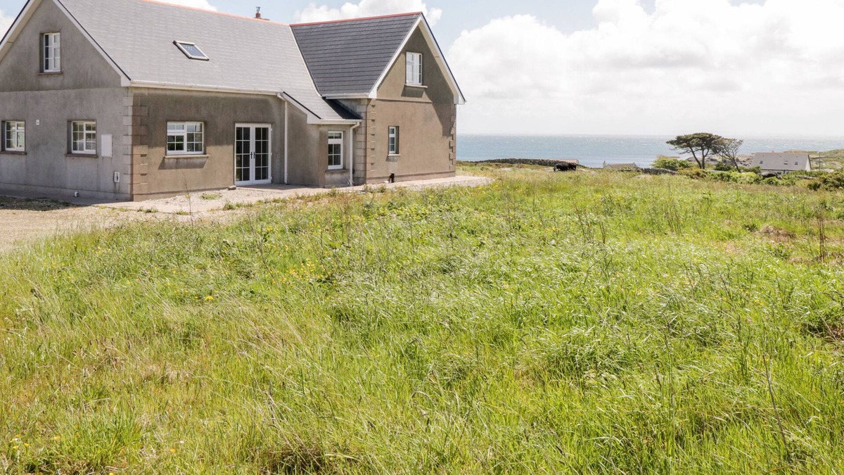 Wild Atlantic Way Cottage | TÍ TOM NÁRTA, family friendly in Lettermore, County Galway