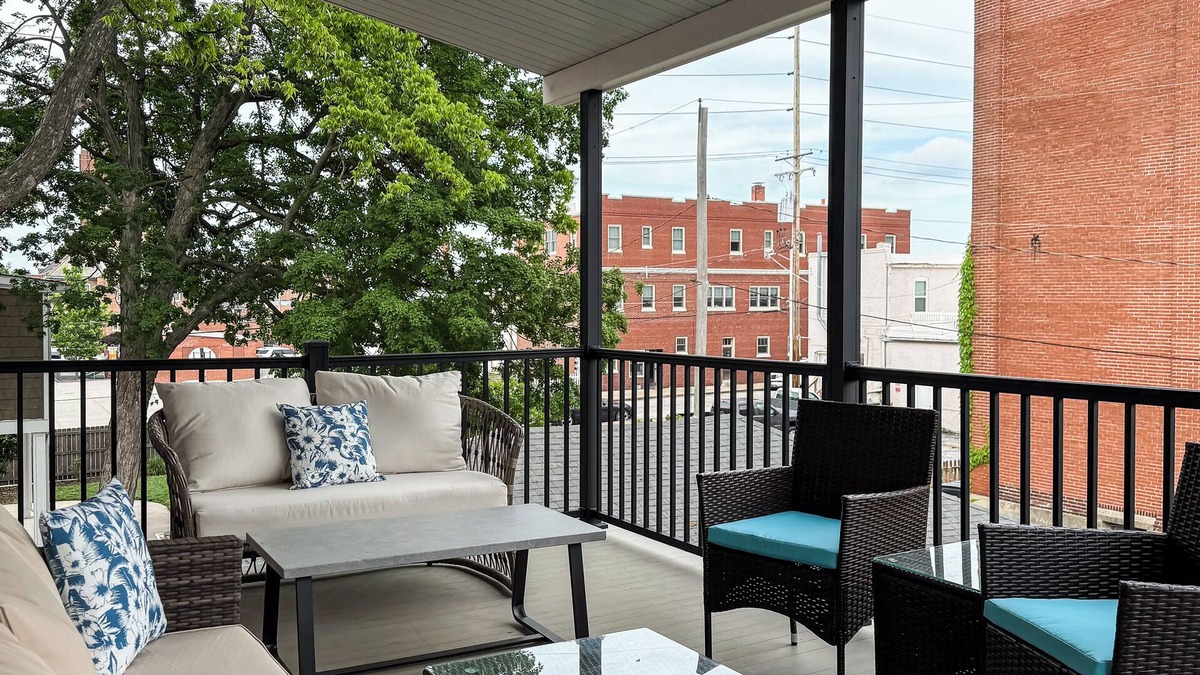 Washington House | Tibbe Flat at the Cedar Haus - Downtown WashMo, Dog-Friendly, Wineries