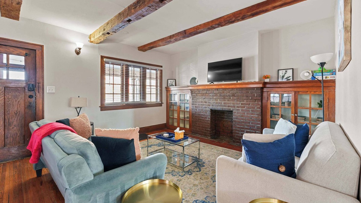 Clintonville House | Tibet Twins 1 – Cozy Stay for 6