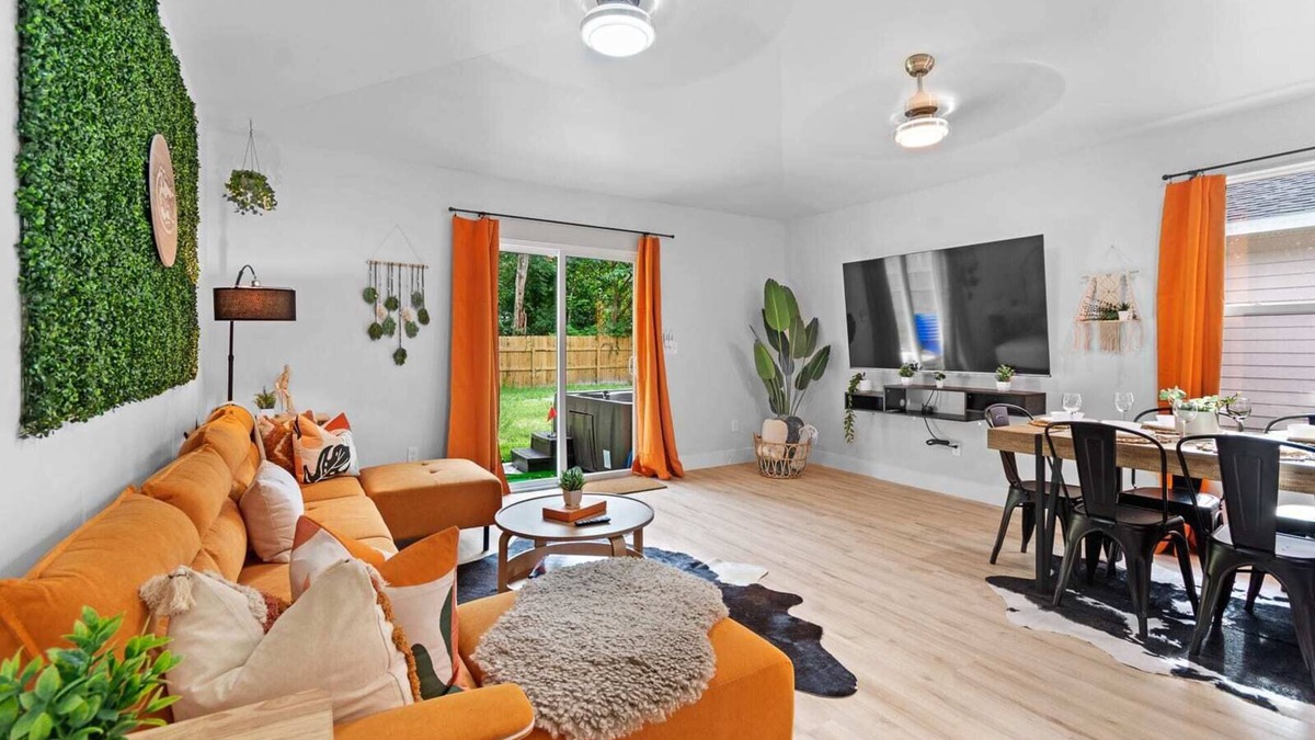 Gainesville House | TIDE + TAILGATE - Sleeps 12, Arcades, Mini Golf