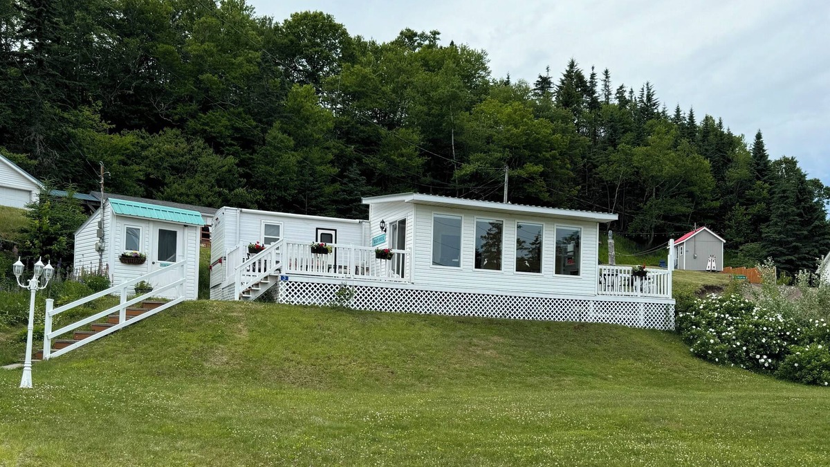 Bay View Cabin | Tide’s Edge Escape is a cozy 2-bed cottage with sea views at St. Martin’s caves