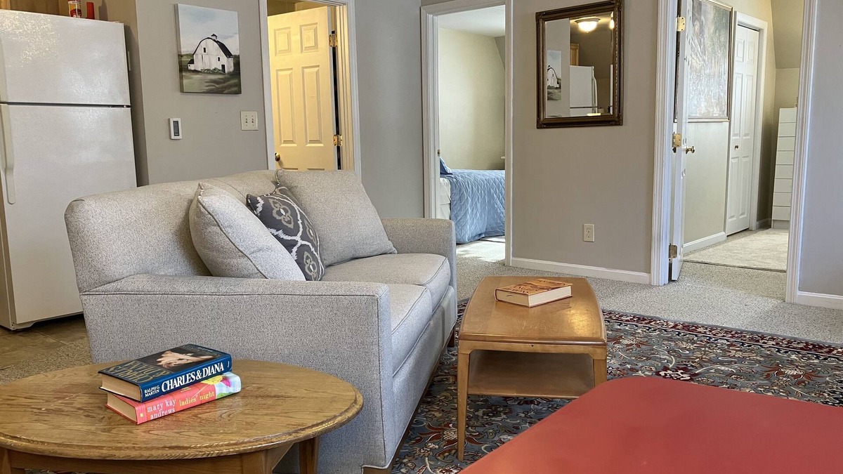 Newmarket Apartment | Tidy 2-Bed w/Parking!🚗Wine!🍷UNH👩🏻‍🎓
